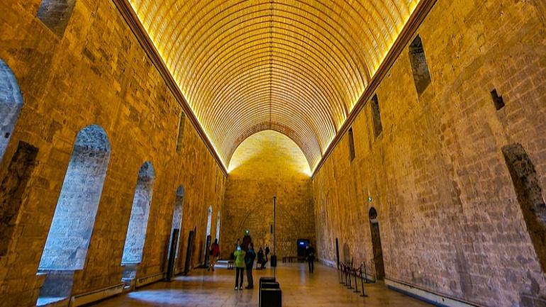 La salle du Grand Tinel au Palais des Papes