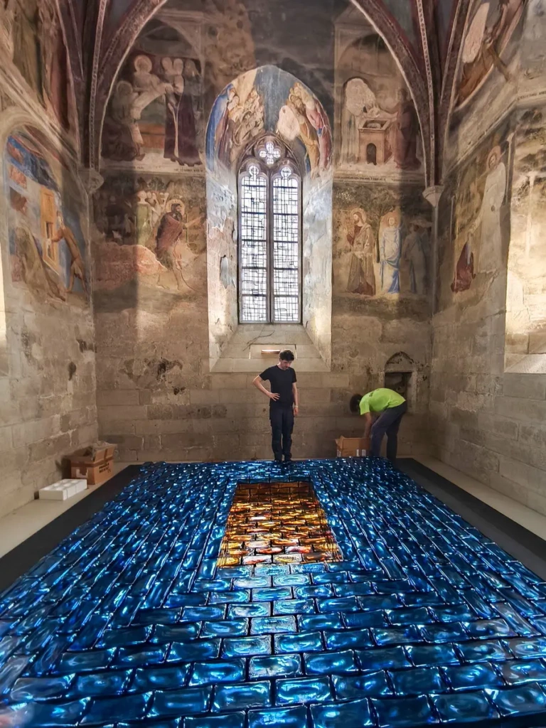 Installation de l'exposition Othoniel Cosmos ou les Fantômes de l'Amour