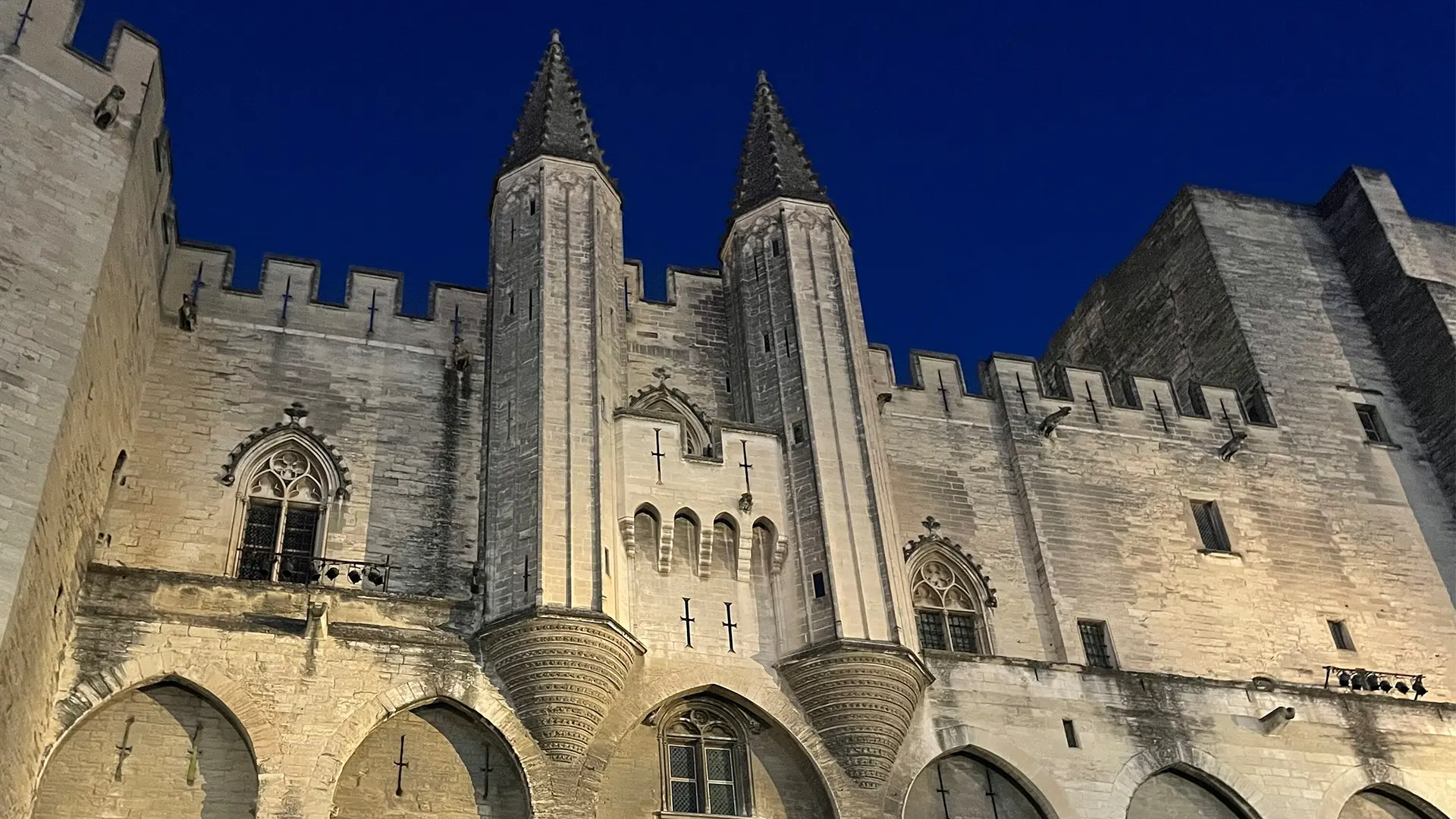 Vue nocturne du Palais des Papes